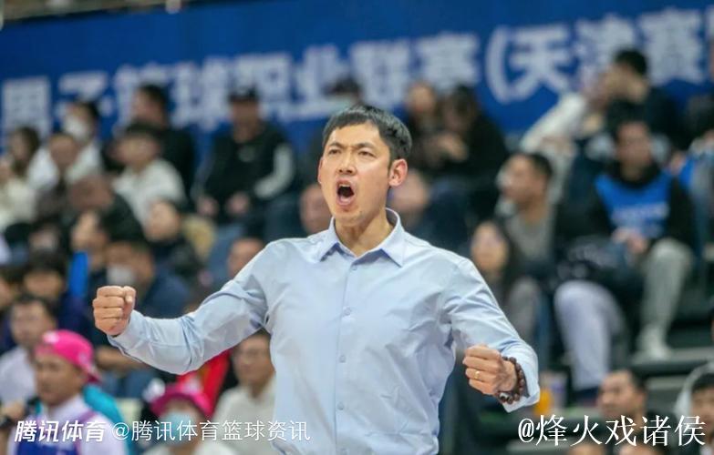 张庆鹏:队员们都期待新赛季开始,他们夏天训练基本没休息 张庆鹏:队员们都期待新赛季开始,他们夏天训练基本没休息